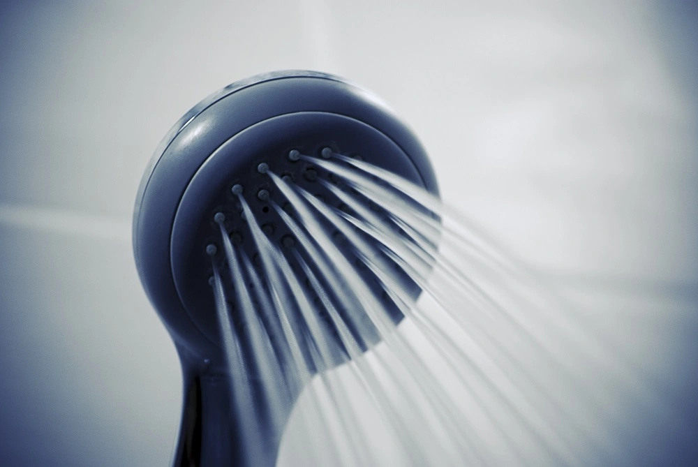 woda lecąca ze słuchawki prysznicowej