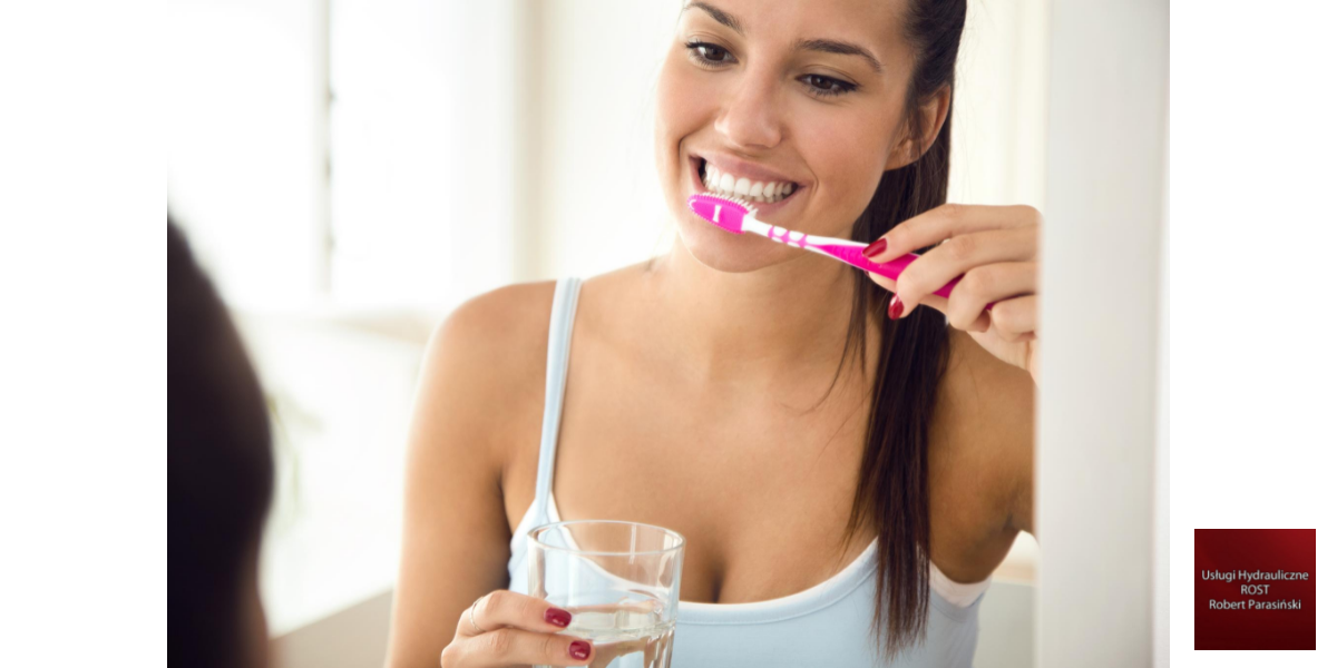 kobieta myje zęby